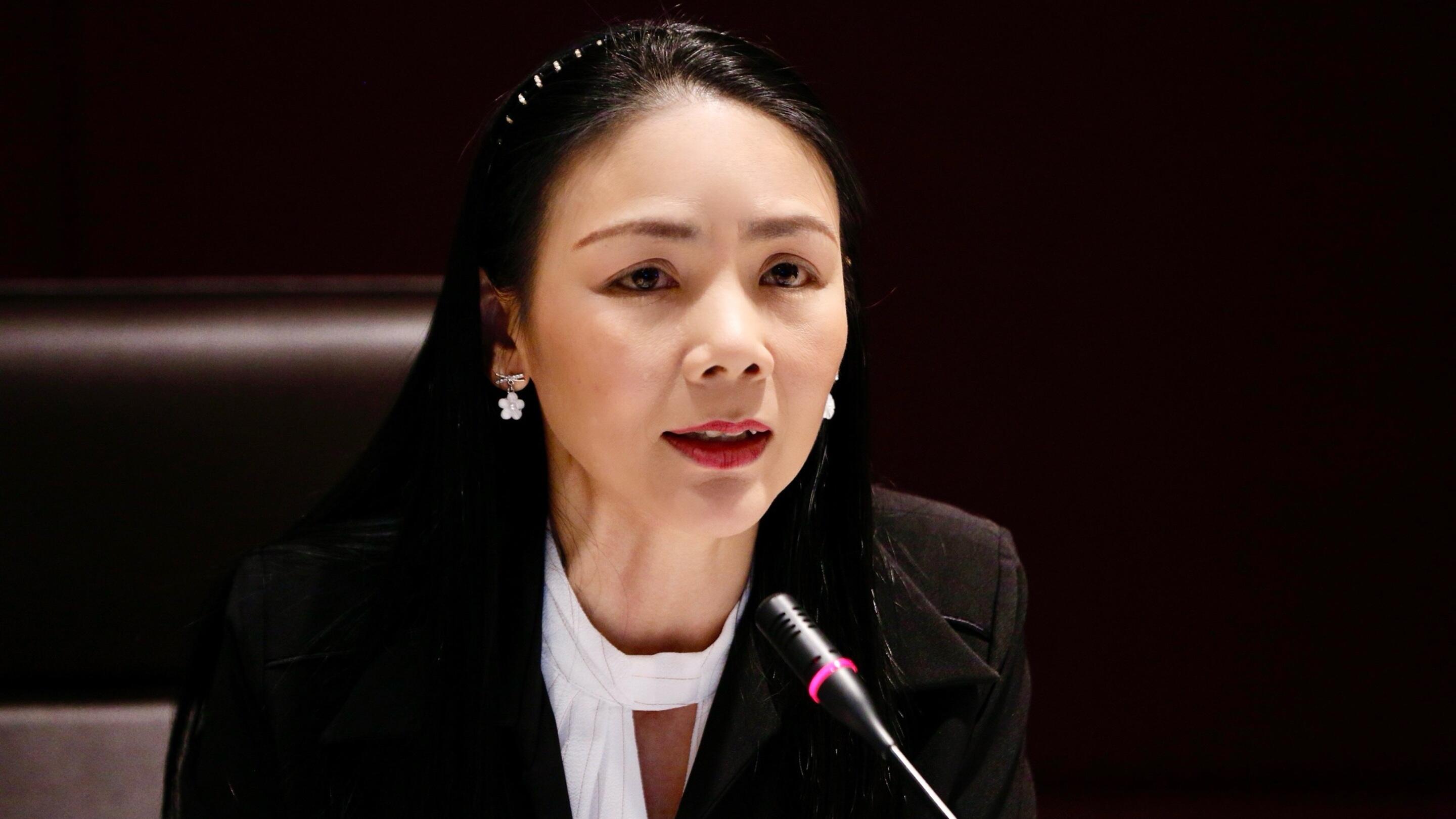 Woranun Sakulsiritarakul presenting at 43rd annual Rattanakosin Bicentennial Scholarship Fund program