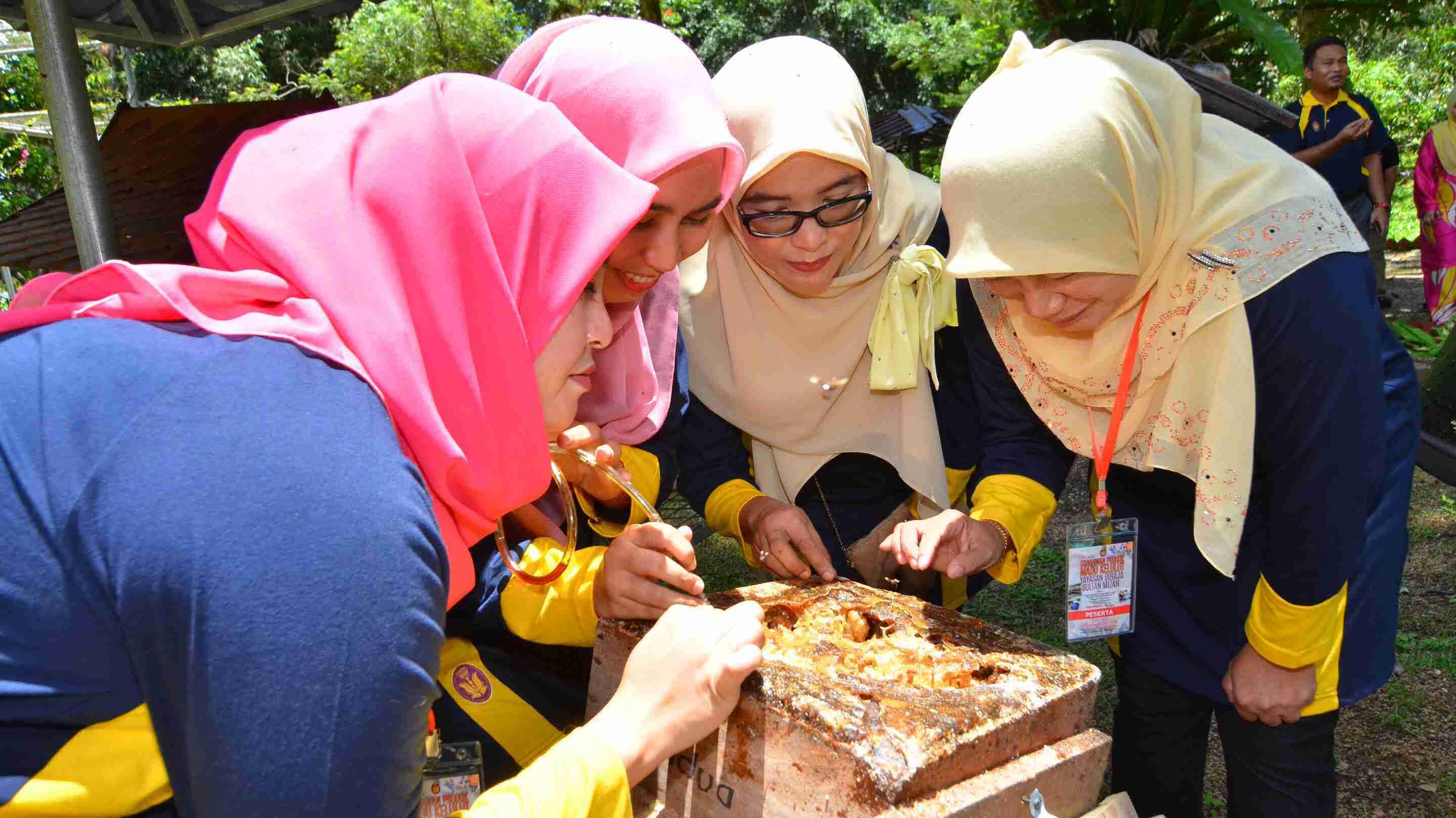 Malaysian women learn how to make and market honey- (kelulut-) based products.