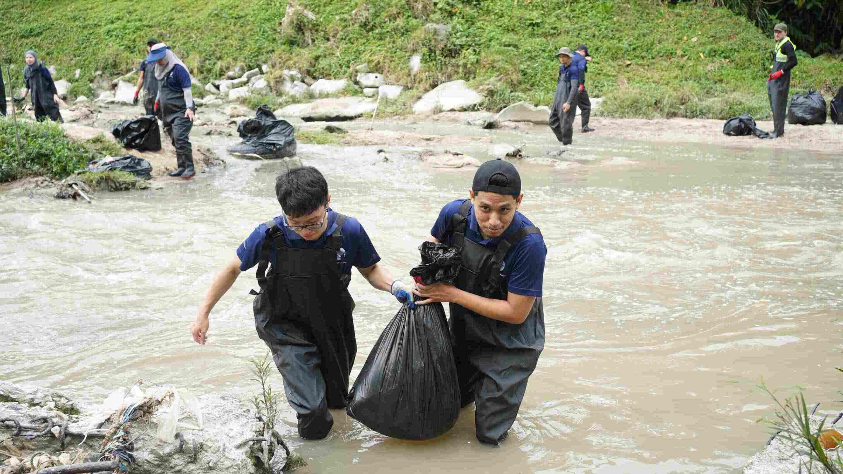 ExxonMobil Malaysia employee volunteers completing garbage cleanup activities.